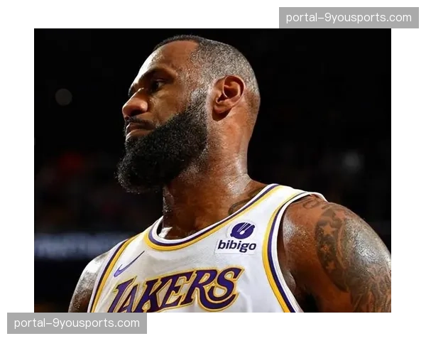 聚焦:伤愈复出的詹姆斯替补登场,斯坦福桥响起热烈掌声 聚焦:伤愈复出的詹姆斯替补登场,斯坦福桥响起热烈掌声