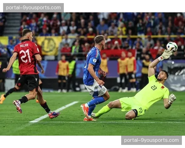 镜头聚焦：一次成功的边线球防守战术执行，展现了球队的纪律性与沟通